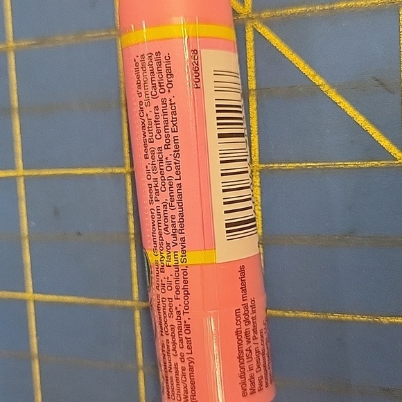 EOS 100% Natural Organic Strawberry Sorbet Lip Balm 4g New Sealed Tube - Picture 2 of 2
